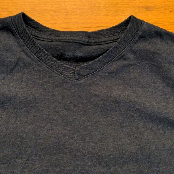 Like new fruit of the loom youth L v-neck tshirt - Picture 2 of 3